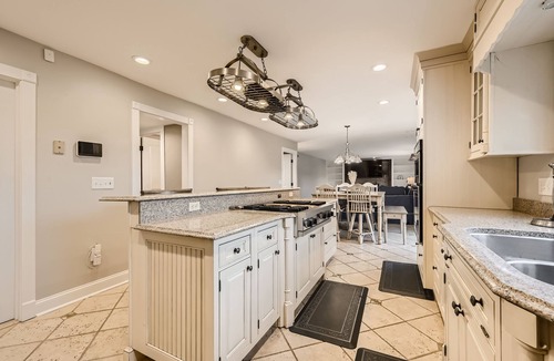 Lake Shore House | Charming 4-bedroom house with WiFi and AC. The beach is your backyard!