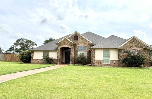 Bullard House | Charming 4-bedroom house, play set for the kids, just minutes from the Lake!!!!!