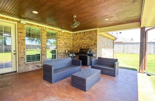 Bullard House | Charming 4-bedroom house, play set for the kids, just minutes from the Lake!!!!!