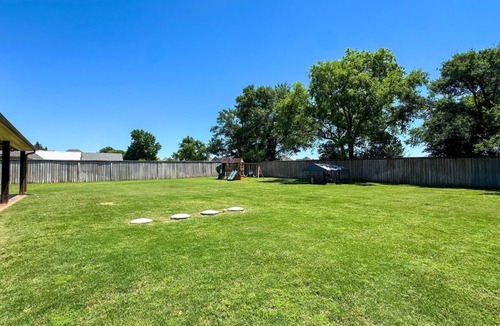 Bullard House | Charming 4-bedroom house, play set for the kids, just minutes from the Lake!!!!!