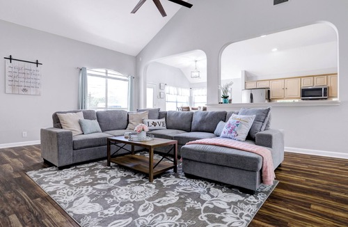 Helotes House | Charming 4-bedroom house with a Pool and Spa