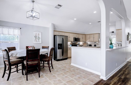 Helotes House | Charming 4-bedroom house with a Pool and Spa