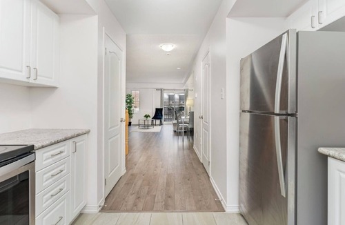 Oshawa House | Charming 4-bedroom house with Central air and WiFi in Oshawa
