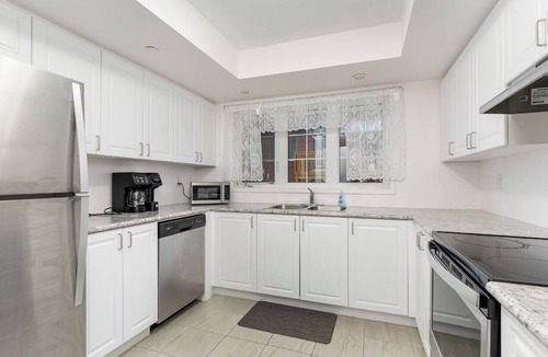 Oshawa House | Charming 4-bedroom house with Central air and WiFi in Oshawa