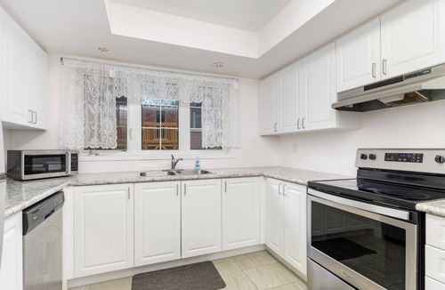 Oshawa House | Charming 4-bedroom house with Central air and WiFi in Oshawa