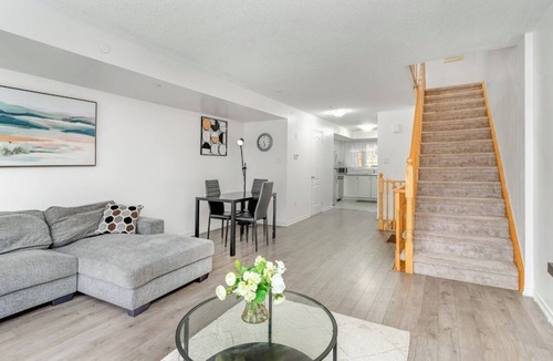Oshawa House | Charming 4-bedroom house with Central air and WiFi in Oshawa