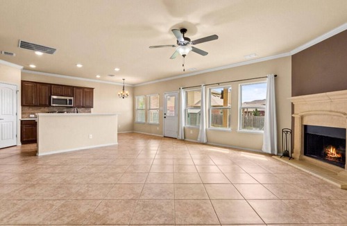 Cross Roads House | Charming 4-bedroom house in delightful Aubrey with AC