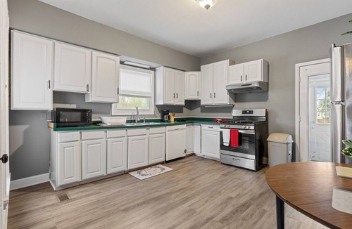 Fox Valley House | Charming 4-bedroom house with AC, WiFi in marvelous Aurora