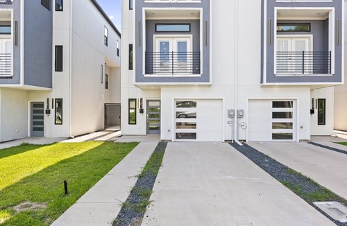 West Dallas House | Charming 4-bedroom house w/Game room & Spa, WiFi in vibrant Dallas