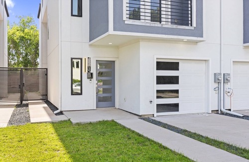 West Dallas House | Charming 4-bedroom house w/Game room & Spa, WiFi in vibrant Dallas