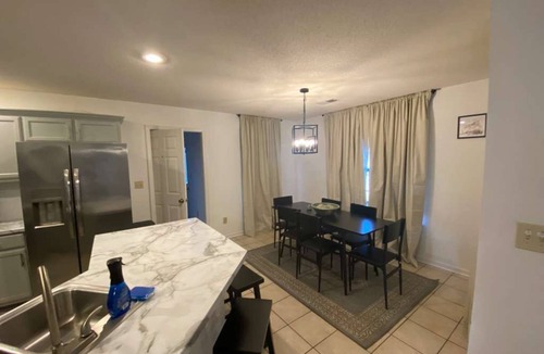 Gavin House | Charming 4-bedroom house with in welcoming Marion