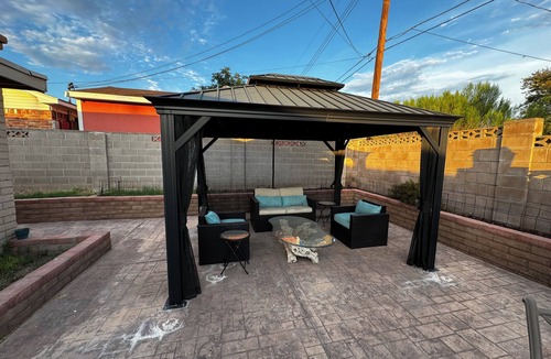 El G.H.E.K.O. House | Charming 4-bedroom house in brilliant Tucson with WiFi, AC swimming pool.