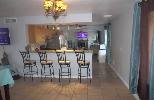 Groves Lincoln Park House | Charming 4-bedroom house with private pool