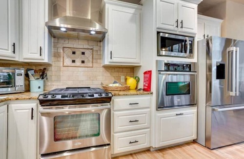 Gober House | Charming 4-bedroom Lake house in Bonham with Pickleball/Basketball court.