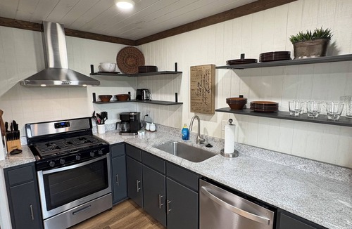 Eufaula Cottage | Charming 4-bedroom Lakeview Ranch Retreat at Eufaula Cove with AC