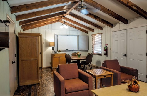 Tulsa Cabin | Charming 4-bedroom lodge with AC and WiFi near the Tulsa Botanical Gardens.