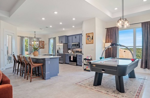 Temple House | Charming 4-bedroom Retreat Near Baylor Hospital & VA Hospital