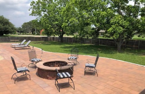 Buda House | Charming 4-Bedroom retreat with Expansive Pool & Firepit Space