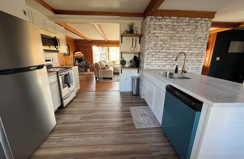 Oswego Cottage | Charming 4-bedroom, riverfront cottage in Oswego