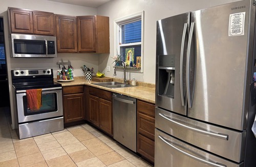 Kansas City House | Charming 4-bedroom house in the heart of KC near Stadiums with basketball court