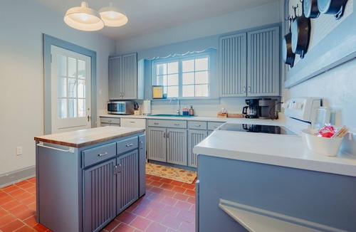 Russellville House | Charming 4-bedroom in Russellville Kentucky with Hot Tub