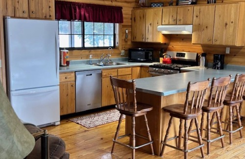 South Haven Cottage | Charming 4-bedroom cottage with fireplace & hot tub