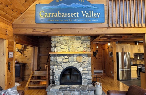 Carrabassett Valley Ski Chalet | Charming 4-bedroom mountainside chalet on Sugarloaf golf course