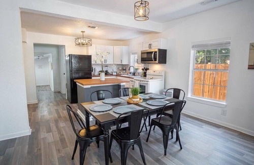 Nevada Street House | Charming 4BR/2BA Only 5 mins Downtown & Riverwalk