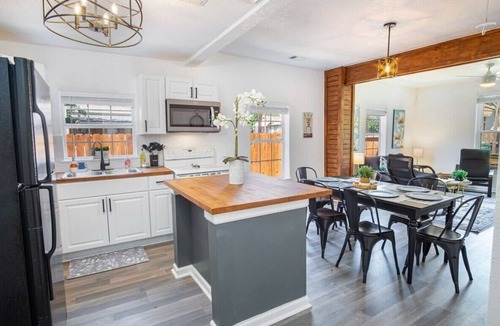 Nevada Street House | Charming 4BR/2BA Only 5 mins Downtown & Riverwalk