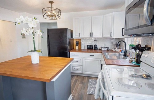 Nevada Street House | Charming 4BR/2BA Only 5 mins Downtown & Riverwalk