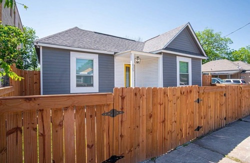 Nevada Street House | Charming 4BR/2BA Only 5 mins Downtown & Riverwalk
