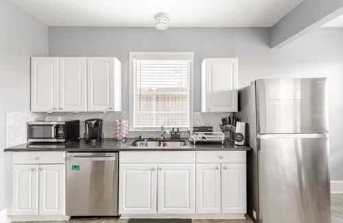 Oak Lawn House | Charming 4BR Duplex in Oak Lawn Private Backyard