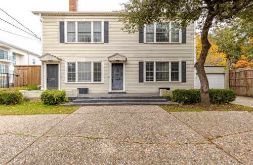 Oak Lawn House | Charming 4BR Duplex in Oak Lawn Private Backyard