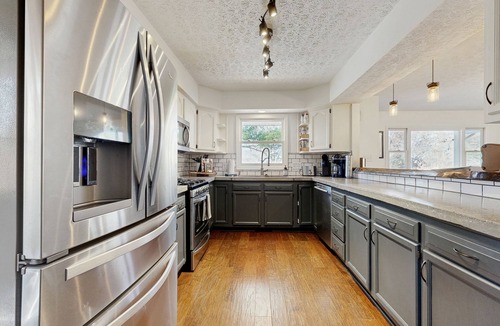 Royal Pines House | Charming 4BR retreat with Full Kitchen, Wifi and Patio | Pet-friendly