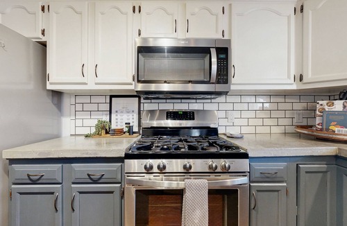 Royal Pines House | Charming 4BR retreat with Full Kitchen, Wifi and Patio | Pet-friendly