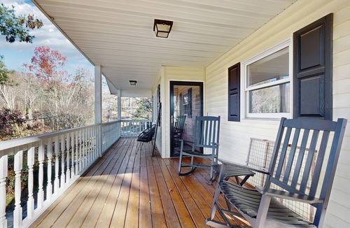 Royal Pines House | Charming 4BR retreat with Full Kitchen, Wifi and Patio | Pet-friendly