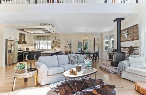 Kenwood House | Charming 4BR Wine Country Getaway w/Spa & Firepit