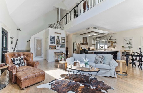 Kenwood House | Charming 4BR Wine Country Getaway w/Spa & Firepit