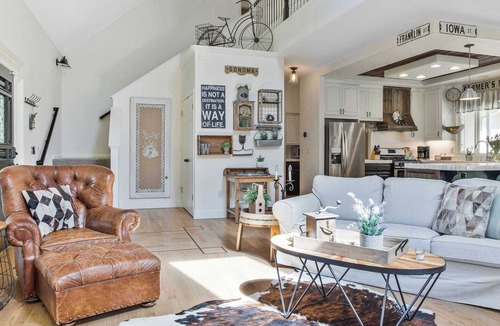 Kenwood House | Charming 4BR Wine Country Getaway w/Spa & Firepit