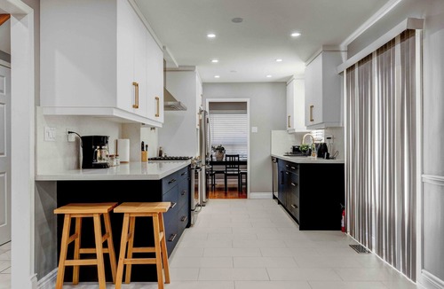 Oakville House | Charming 5 BDRM Oakville Getaway | EV Charger