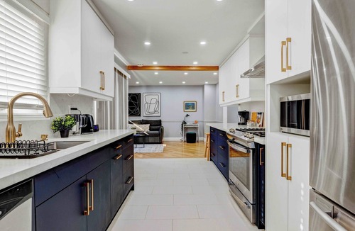 Oakville House | Charming 5 BDRM Oakville Getaway | EV Charger