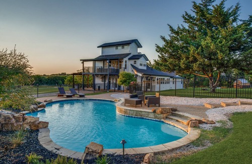 Princeton House | Charming 5 bed/3 ba Farmhouse +1bd/1ba game room + pool/hot tub w/opt event barn
