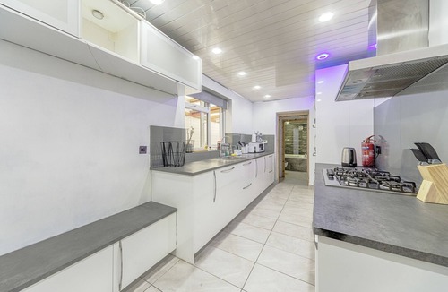 Seisdon House | Charming 5-Bed House in Birmingham