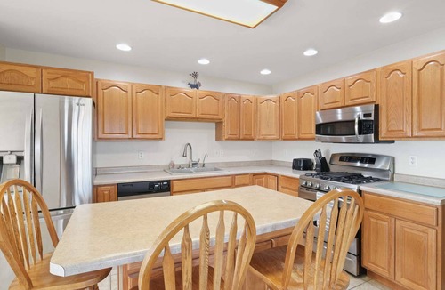 Marseilles House | Charming 5-bedroom, 3-bathroom ranch home