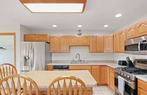 Marseilles House | Charming 5-bedroom, 3-bathroom ranch home