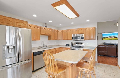 Marseilles House | Charming 5-bedroom, 3-bathroom ranch home