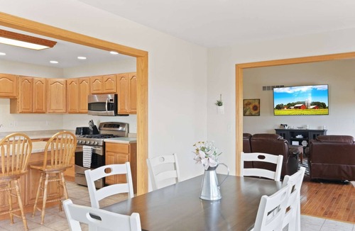 Marseilles House | Charming 5-bedroom, 3-bathroom ranch home