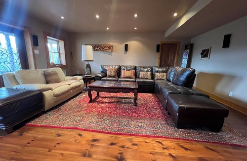 Wentworth Cabin | Charming 5-bedroom cabin with AC and WiFi