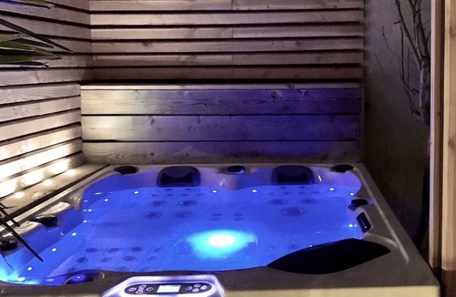 Montbazin House | CHARMING 5 BEDROOM HOUSE, HEATED POOL & SPA