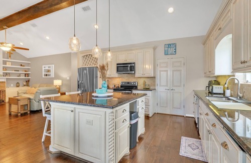 Pointblank House | Charming 5- bedroom home with WiFi on beautiful Lake Livingston